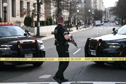 Un miembro del Servicio Secreto de EE. UU. vigila la escena después de que un vehículo chocara contra una barricada de seguridad cerca de la Casa Blanca en Washington, el 11 de marzo de 2026