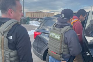 Es latino y fue detenido violentamente por ICE a pesar de tener green card: no dejaron de golpearlo