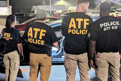 Un migrante murió en una redada y su esposa demandó a la agencia federal y diez de sus oficiales