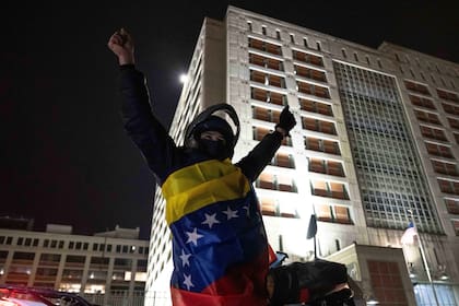 Un migrante venezolano celebra afuera del Centro Metropolitano de Detención en Nueva York el 3 de en