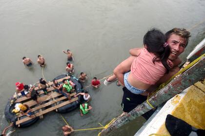 Un migrante y su hija bajan del puente limítrofe en Ciudad Hidalgo