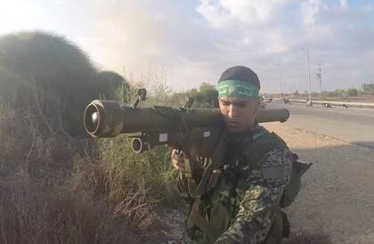 Un miliciano de Hamas sostiene un misil antiaéreo 9M32 Strela de diseño ruso (Archivo)