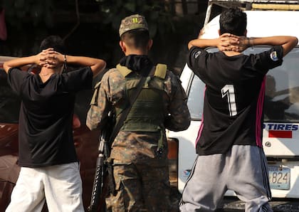 Un militar comprueba la identidad de dos jóvenes en plena calle del barrio de La Campanera en Soyapango, El Salvador (Archivo)