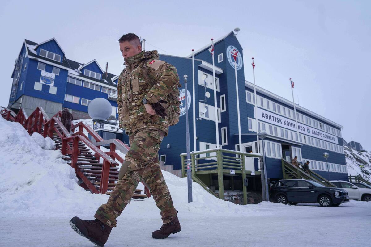 Un militar danés en Nuuk, Groenlandia