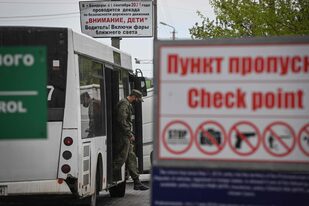 Un militar de Transnistria se baja de un autobús tras controlar a los pasajeros que entran en la autoproclamada "República Moldava de Transnistria" en el punto fronterizo de Varnita con Moldavia el 28 de abril de 2022