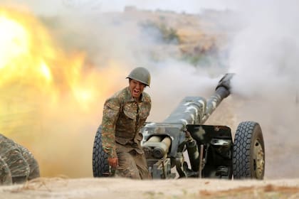 Un militar del Ejército de Defensa de Karabaj dispara una pieza de artillería hacia posiciones azeríes durante los combates por la región separatista de Nagorno-Karabaj en 2020