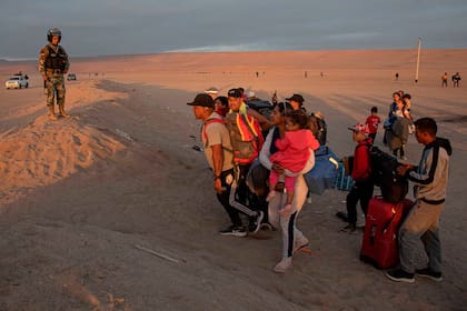 Un militar peruano, en la frontera con Chile