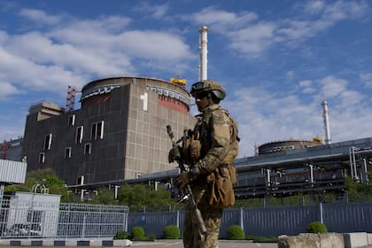 Un militar ruso custodia la planta nuclear de Zaporiyia