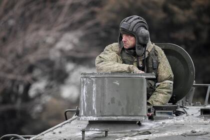 Un militar ruso monta un vehículo blindado de transporte de personal en Armyansk, en el norte de Crimea, Rusia