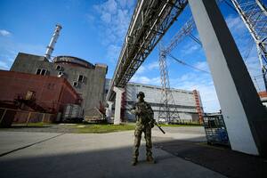 Un militar ruso vigila una zona en torno a la central nuclear de Zaporiyia, en territorio bajo control ruso, en el sureste de Ucrania