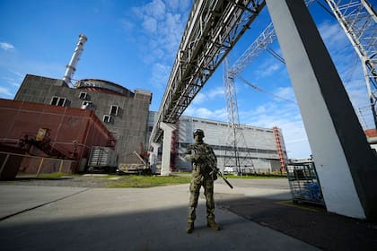 Un militar ruso vigila una zona en torno a la central nuclear de Zaporiyia, en territorio bajo control ruso, en el sureste de Ucrania