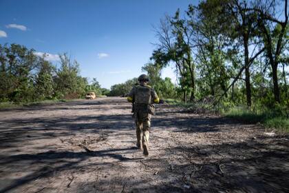 Un militar ucraniano cambia de posición en el frente cerca de Járkiv, Ucrania, el sábado 2 de julio de 2022. (AP Foto/Evgeniy Maloletka)