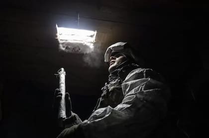 Un militar ucraniano en primera línea cerca de la ciudad de Donetsk el mes pasado. Unos 14.000 soldados ucranianos han muerto desde 2014