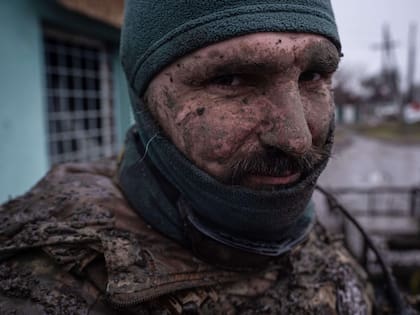 Un militar ucraniano posa para un fotógrafo en la región de Donetsk, Ucrania