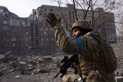 Un militar ucraniano protege su posición en Mariupol, Ucrania, el sábado 12 de marzo de 2022. El ejército ucraniano dice que las fuerzas rusas han capturado las afueras del este de la ciudad sitiada de Mariupol. En una actualización de Facebook el sábado, el ejército dijo que la captura de Mariupol y Severodonetsk en el este era una prioridad para las fuerzas rusas. Mariupol ha estado sitiada durante más de una semana, sin electricidad, gas ni agua.