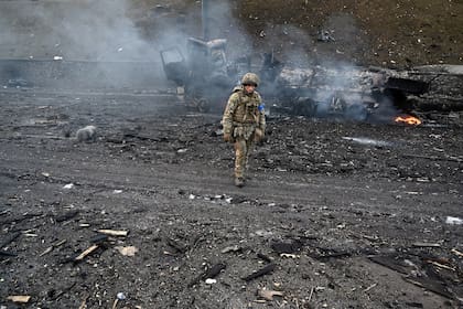 Un militar ucraniano recorre el escenario de una batalla con fuerzas rusas en Kiev, el 26 de febrero de 2022.