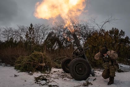Un militar ucraniano se tapa los oídos mientras dispara un mortero francés remolcado de 120 mm hacia posiciones rusas en Bakhmut el 15 de febrero de 2023, en medio de la invasión rusa de Ucrania.