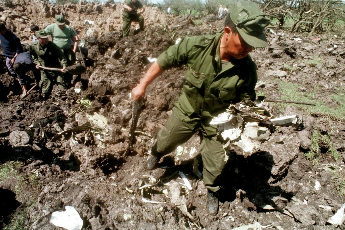 Un militar uruguayo rescata una pieza del DC9 en el cráter que dejó su caída