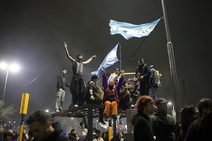 Un millón de personas, más de 7km de distancia, se acerco a despedir al Indio Solari en su velorio en el Polideportivo Gatica en la localidad de Villa Domínico