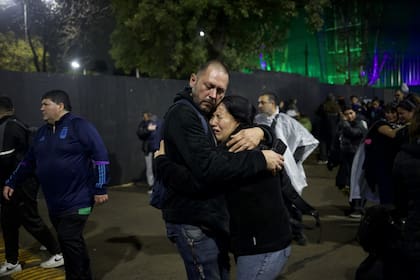 Un millón de personas, más de 7km de distancia, se acerco a despedir al Indio Solari en su velorio en el Polideportivo Gatica en la localidad de Villa Domínico