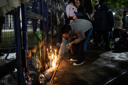 Un millón de personas, más de 7km de distancia, se acerco a despedir al Indio Solari en su velorio en el Polideportivo Gatica en la localidad de Villa Domínico