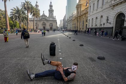 Un mimo realiza un performance en Santiago, Chile, el martes 14 de junio de 2022. (AP Foto/Esteban Felix)