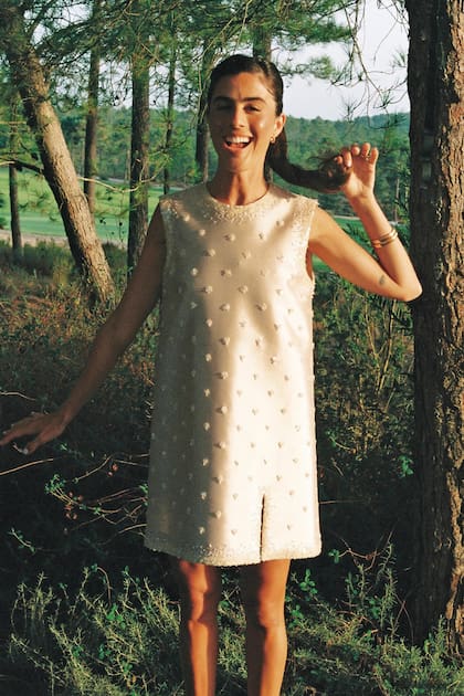Un minivestido recto con reminiscencias de los
60, confeccionado en seda y lana con flores
bordadas by Miu Miu, para la fiesta de bienvenida en el JNcQUOI Club Comporta, un
lugar al aire libre. Llevó joyas de Bvlgari