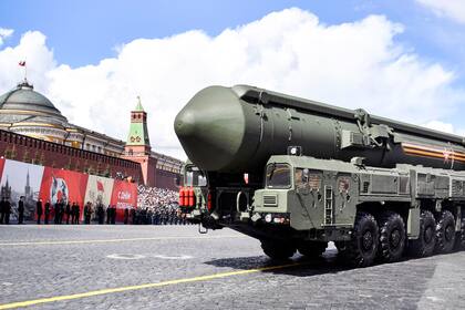 Un misil balistico intercontinental durante un desfile militar en Moscú