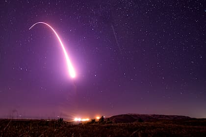 Un misil balístico intercontinental no armado Minuteman 3 en un lanzamiento de prueba en la base aérea de Vandenberg, California.
