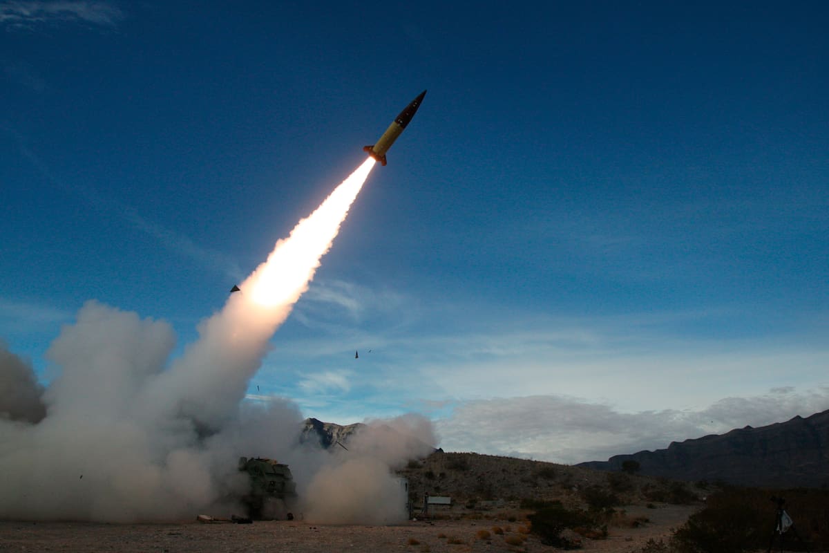 Un misil estadounidense es disparado en unos ejercicios militares en White Sands Missile Range, Nuevo México, el 14 de diciembre del 2021