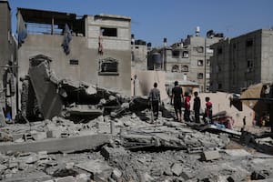 Un misil lanzado desde Yemen paralizó los vuelos en Israel antes de una votación sobre la guerra en Gaza.