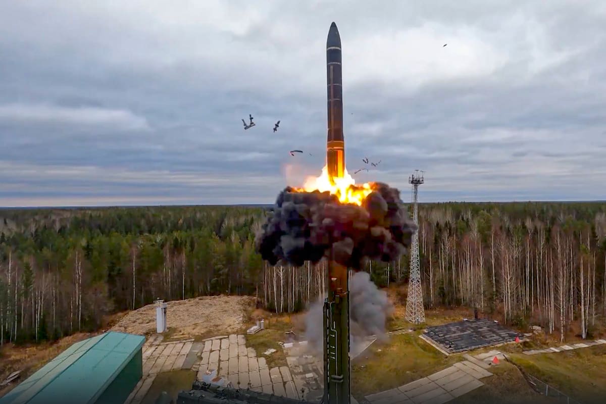 Un misil nuclear es lanzado como parte de una prueba en Plesetsk, en el noroeste de Rusia, el 26 de octubre de 2022. (Servicio de Prensa del Ministerio de Defensa de Rusia via AP)