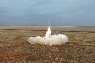 Un misil ruso Iskander-K lanzado durante un ejercicio militar en un campo de entrenamiento en Rusia; el ejército ruso anunció el viernes ejercicios masivos de sus fuerzas nucleares estratégicas