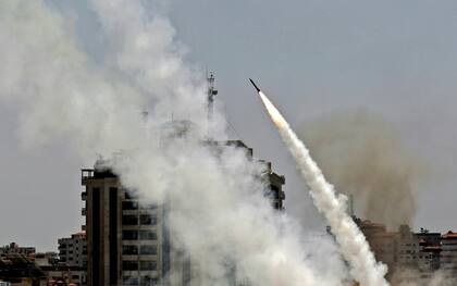 Un misil sale disparado de Gaza con destino a un objetivo israelí
