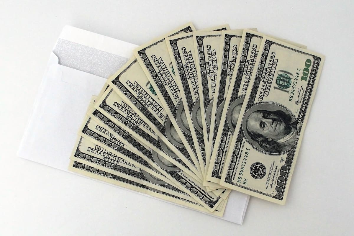 Un misterioso evento empezó hace algunas semanas en un pequeño pueblo inglés llamado Frome, ubicado en el condado de Somerset, cuando aparecieron unos sobres con efectivo en los buzones de las casas de los vecinos