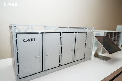 Un modelo a escala de los equipos de CATL, que permiten almacenar electricidad para utilizarla cuando aumenta la demanda.