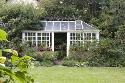 Un modelo con ventanas laterales corredizas y una en el techo, y zócalo fijo de mampostería con ladrillos a la vista.