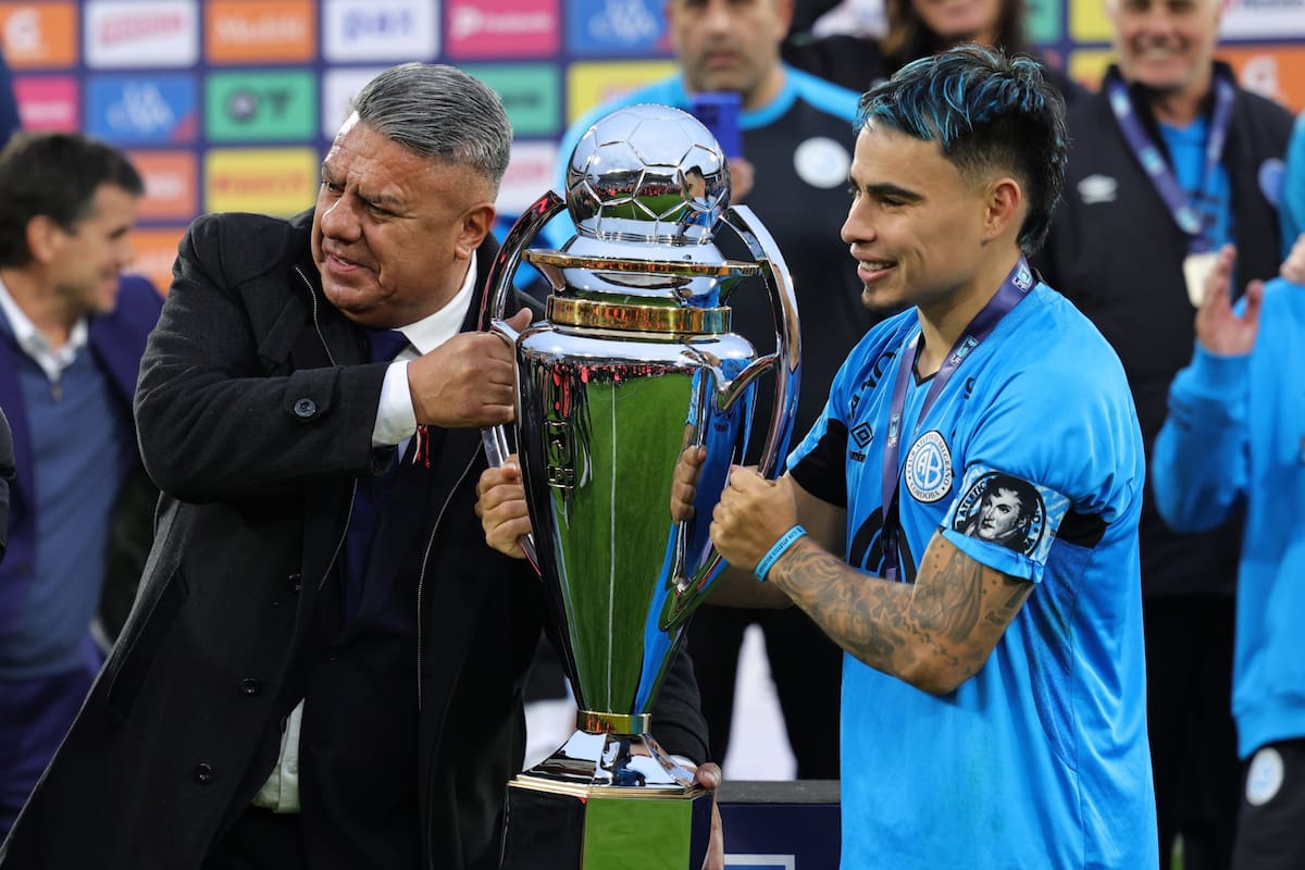 Un modelo de exportación: Claudio "Chiqui" Tapia le entrega el trofeo a Lucas Zelarayán, de Belgrano, último campeón, en un verdadero acto de democratización del fútbol