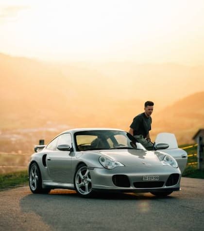 Un modelo europeo grababa un comercial de automóviles, cayó por un precipicio con el rodado y murió al chocar.