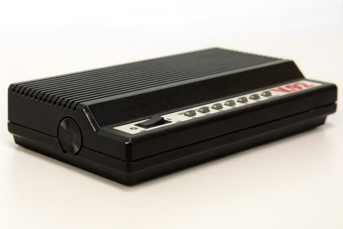 Un módem externo que permitía a una computadora conectarse a otras redes usando la línea telefónica