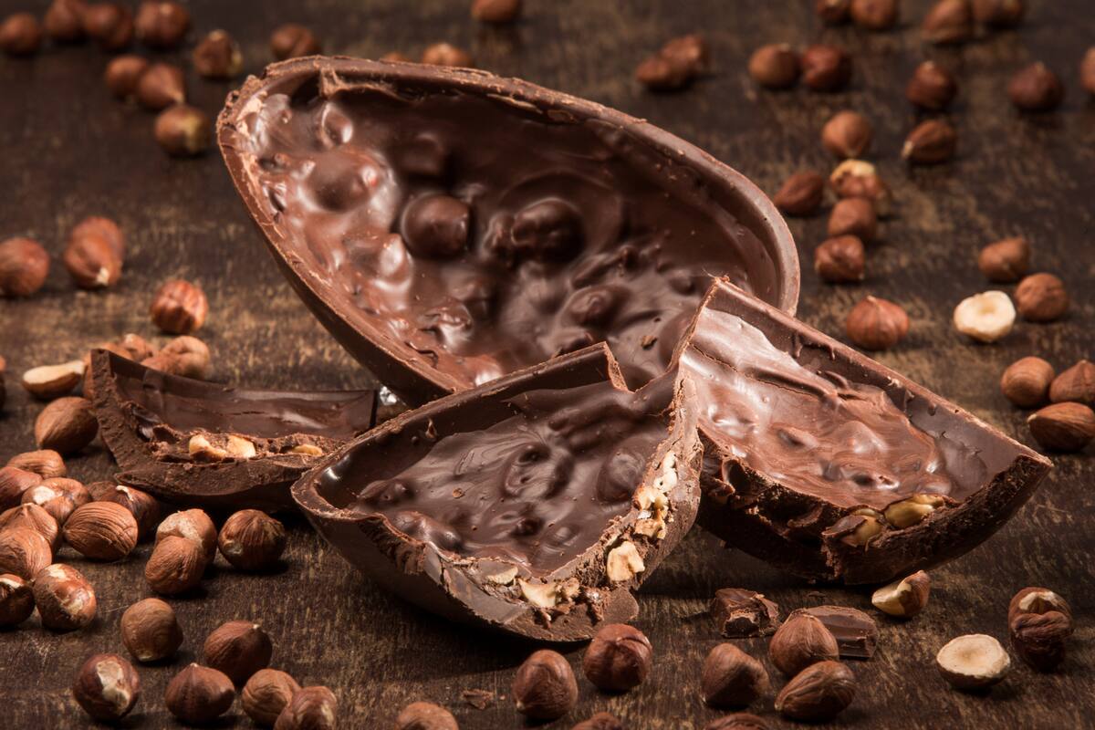 Un molde en buen estado y chocolate de la mejor calidad son las clave para hacer ricos huevos de Pascua caseros.