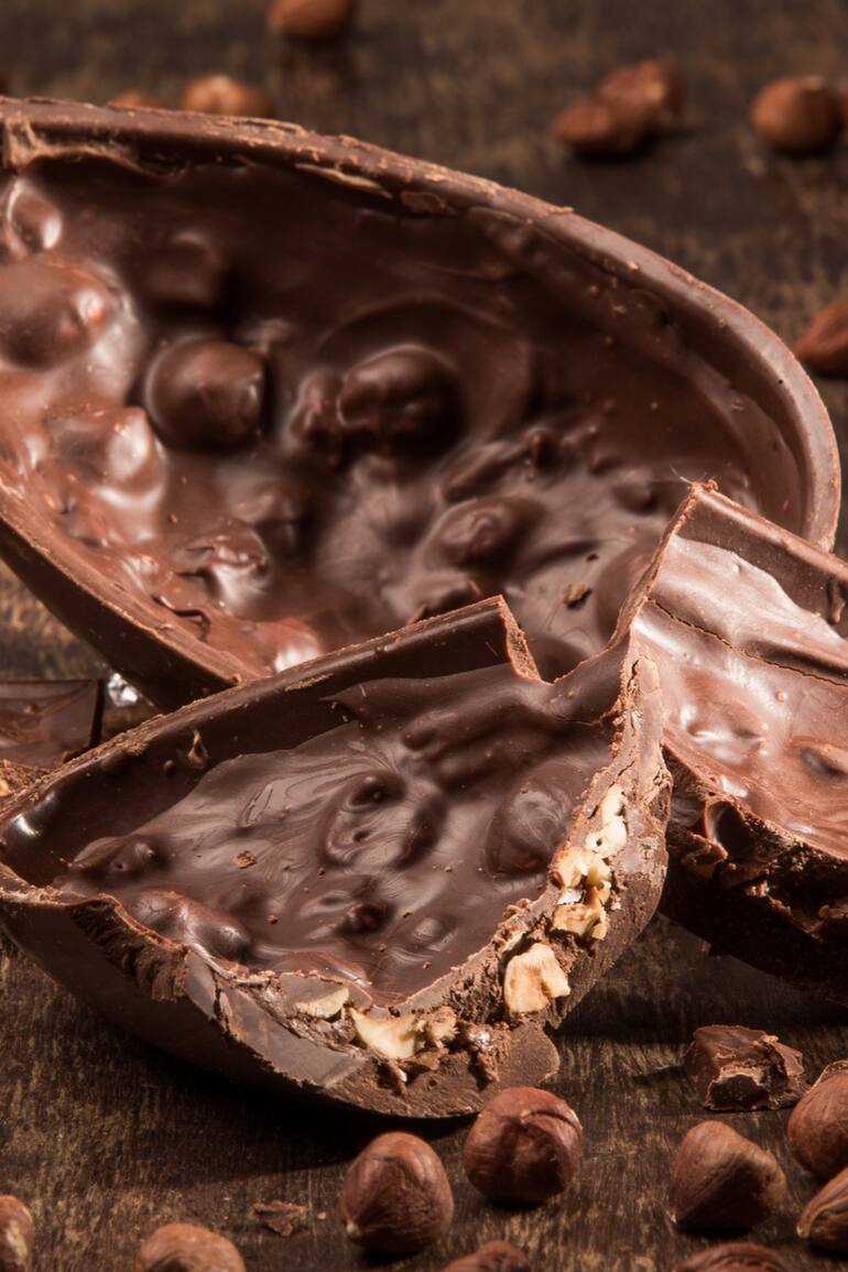 Un molde en buen estado y chocolate de la mejor calidad son las clave para hacer ricos huevos de Pascua caseros.