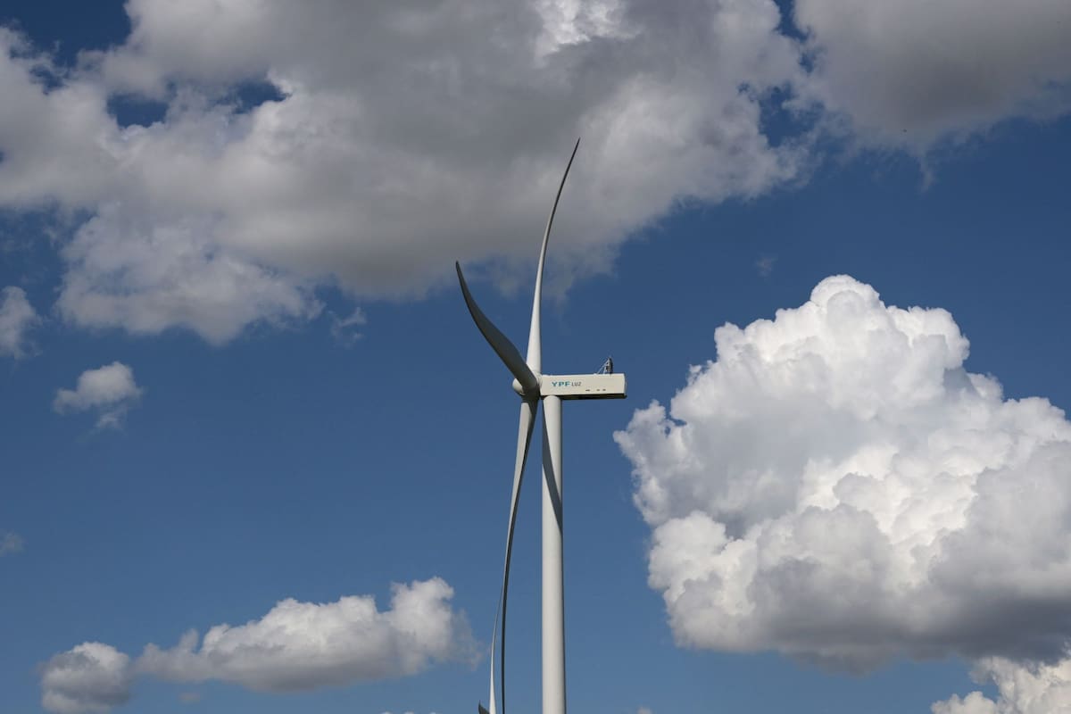 Un molino de viento de YPF Luz, en General Levalle, Córdoba province