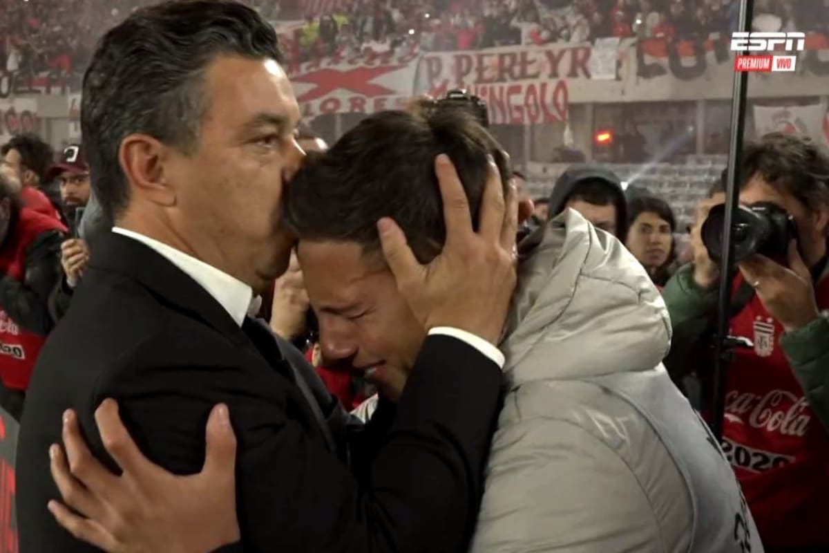 Un momento conmovedor en la despedida de Gallardo del Monumental: el DT besando al alcanzapelotas que lloró y le agradeció por lo realizado durante tantos años