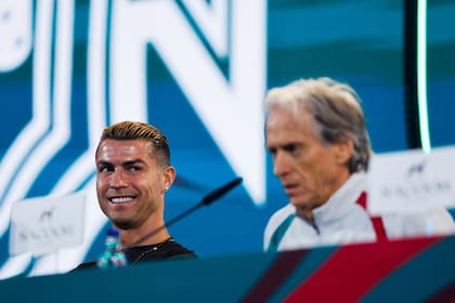 Un momento de complicidad entre Cristiano Ronaldo y el entrenador Jorge Jesús durante la conferencia de prensa