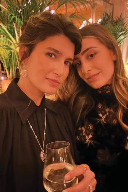 Un momento de complicidad entre Tini y la mujer de su papá, la diseñadora de joyas francesa Charlotte Barbotin-Larrieu