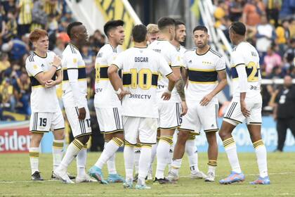 Un momento de confusión de los jugadores de Boca en el empate ante Rosario Central 2-2