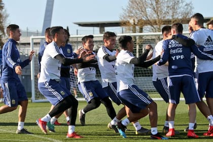 Un momento de diversión en la práctica de la selección argentina en Madrid; habrá varias novedades en el equipo para el próximo amistoso