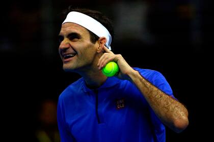Un momento de diversión entre Federer y Zverev, en la exhibición en Santiago