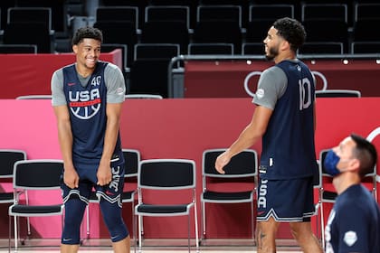 Un momento de diversión entre Keldon Johnson y Jayson Tatum en el Saitama Super Arena, mientras piensan en el choque con Francia.